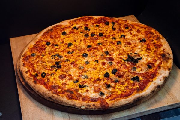 Pizza Big Pui cu Porumb – 1120g - Pizza Mediteraneo -Timisoara